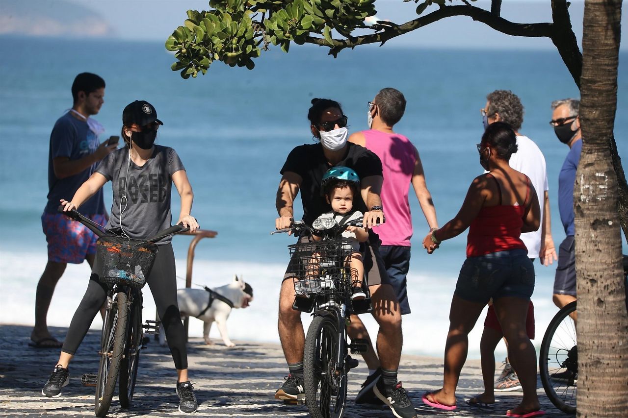 Dudu Azevedo pedala pela orla de Ipanema com a família (Foto: JC Pereira/AgNews)