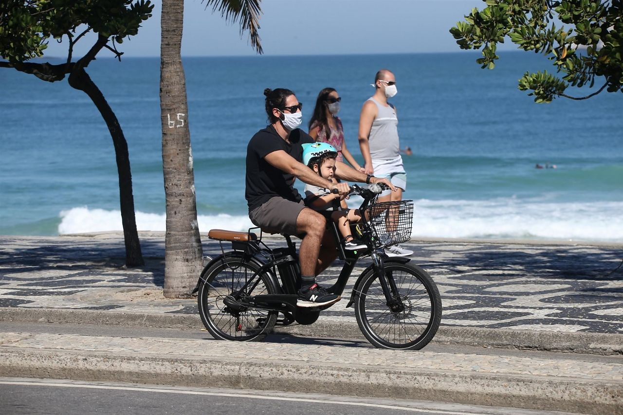 Dudu Azevedo pedala pela orla de Ipanema com a família (Foto: JC Pereira/AgNews)