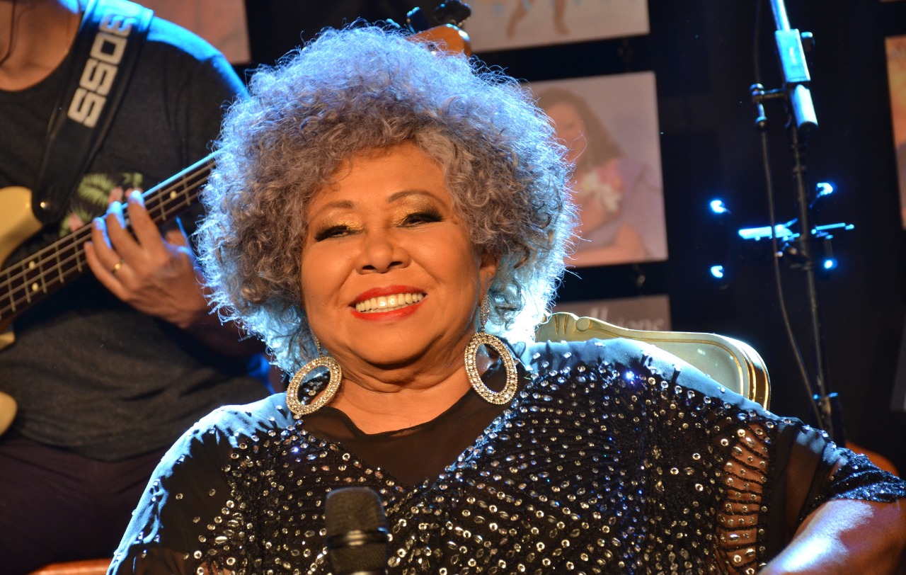 Cantora Alcione inaugura bar no Rio