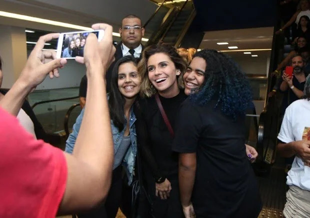 Giovanna Antonelli com fãs (Foto: Daniel Pinheiro/AgNews)