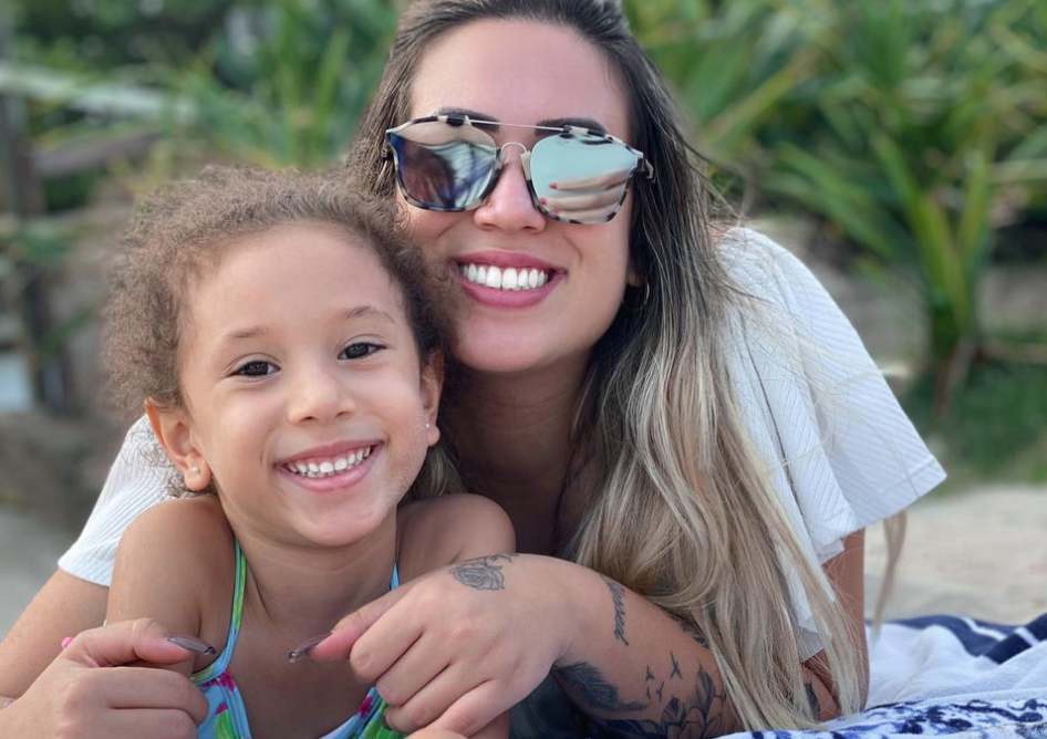 Empresária Tatiana Vaz curte férias com filha em Portugal