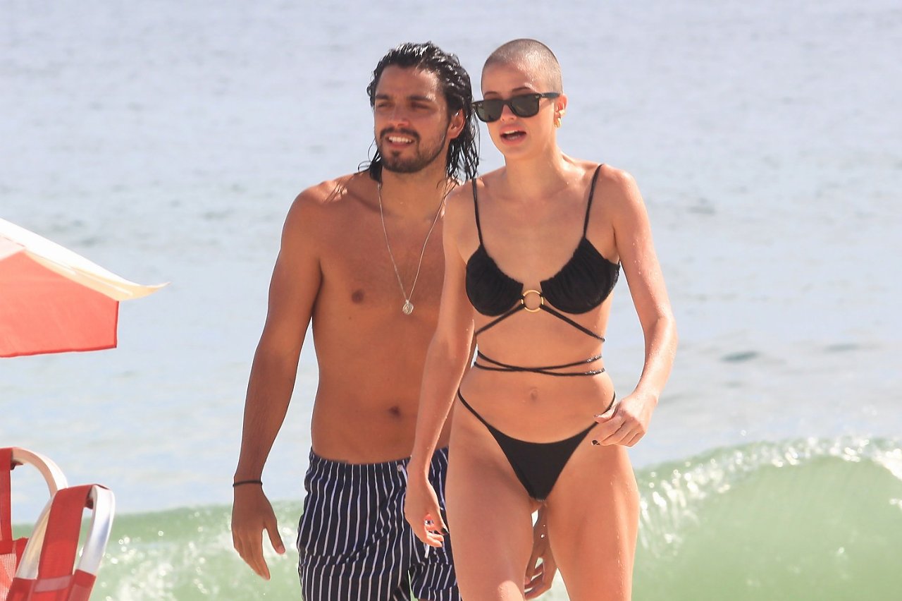 Agatha Moreira Vai A Praia Com Rodrigo Simas No Rio S Famosos