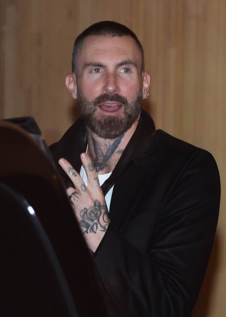 Adam Levine é fotografado antes de seguir para show do Maroon 5