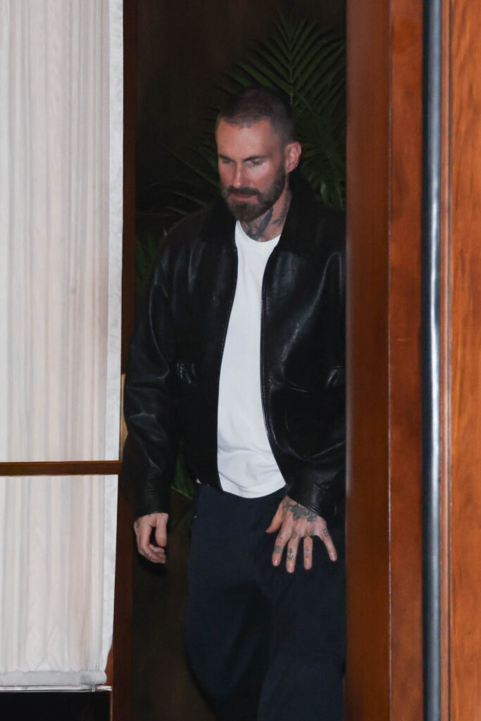 Adam Levine deixa hotel a caminho do show do Maroon 5 em São Paulo