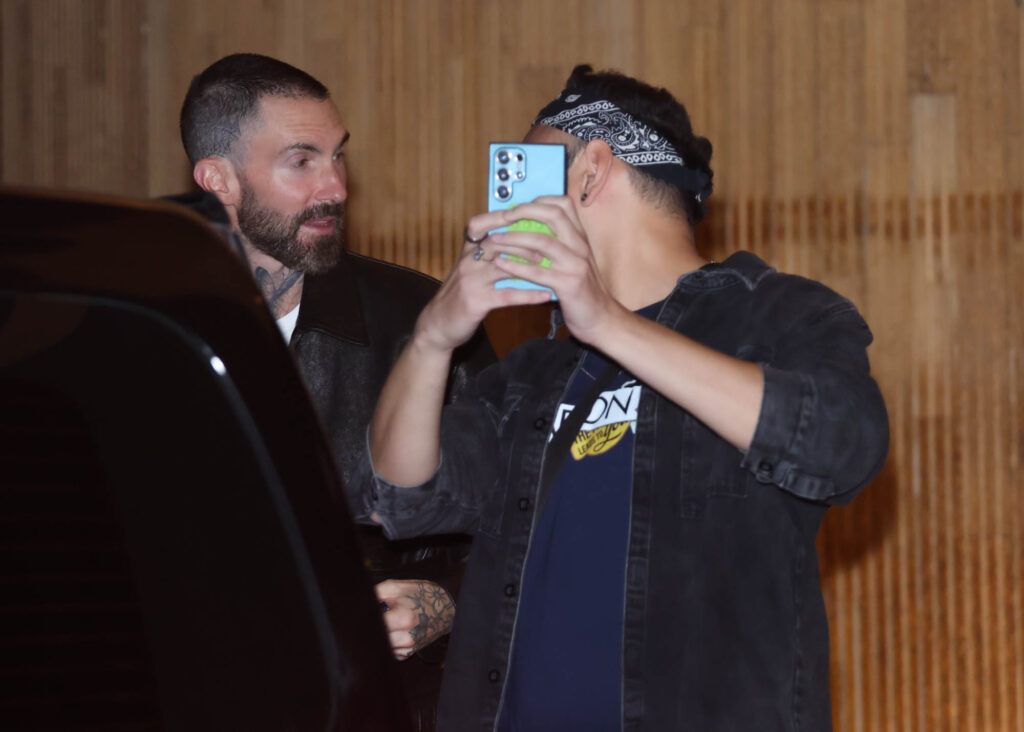 Adam Levine conversa com fã ao deixar hotel em São Paulo