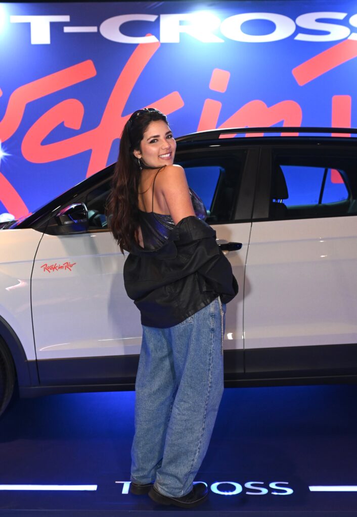Beatriz Pinheiro posa na chegada ao segundo dia do Rock in Rio 2026