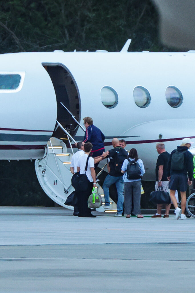 Elton John se dirige a uma aeronave no Aeroporto do Galeão