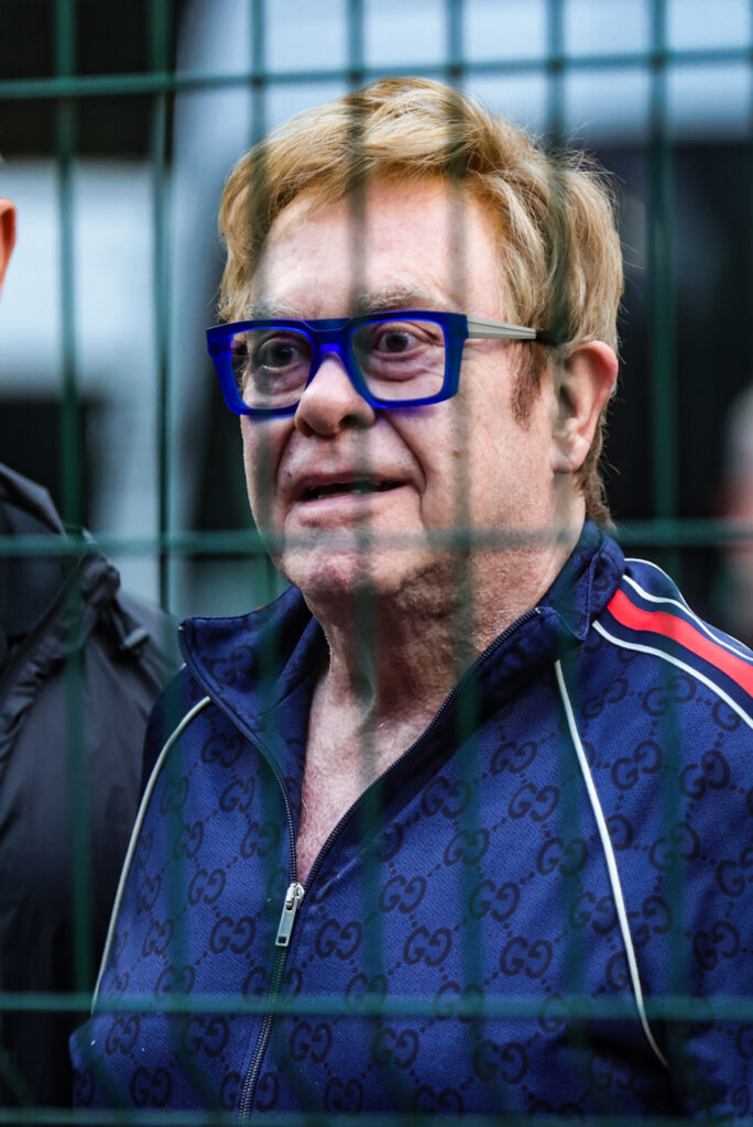 Elton John é fotografado no Aeroporto Internacional Tom Jobim