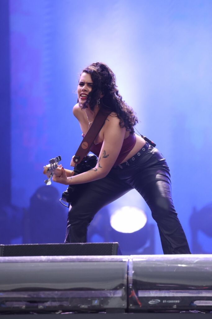 Guitarrista da Malvada toca no Palco Sunset durante o Rock in Rio 2026