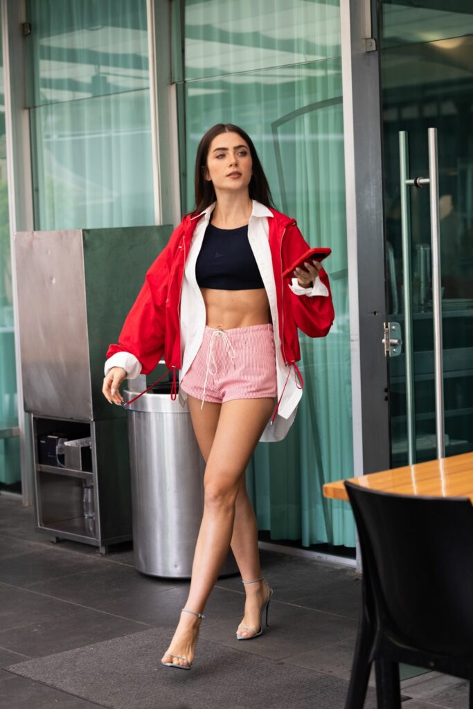 Jade Picon caminha durante produção de campanha publicitária em São Paulo