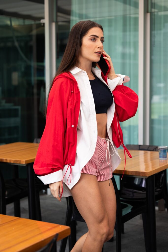 Jade Picon segura o celular durante produção de campanha em São Paulo