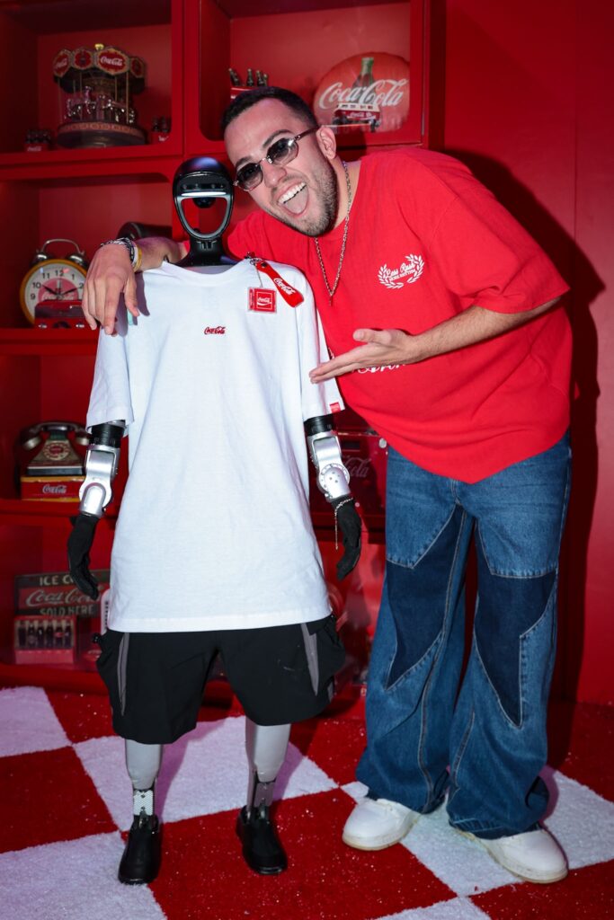 Lucas Rangel posa com robô humanoide no Rock in Rio