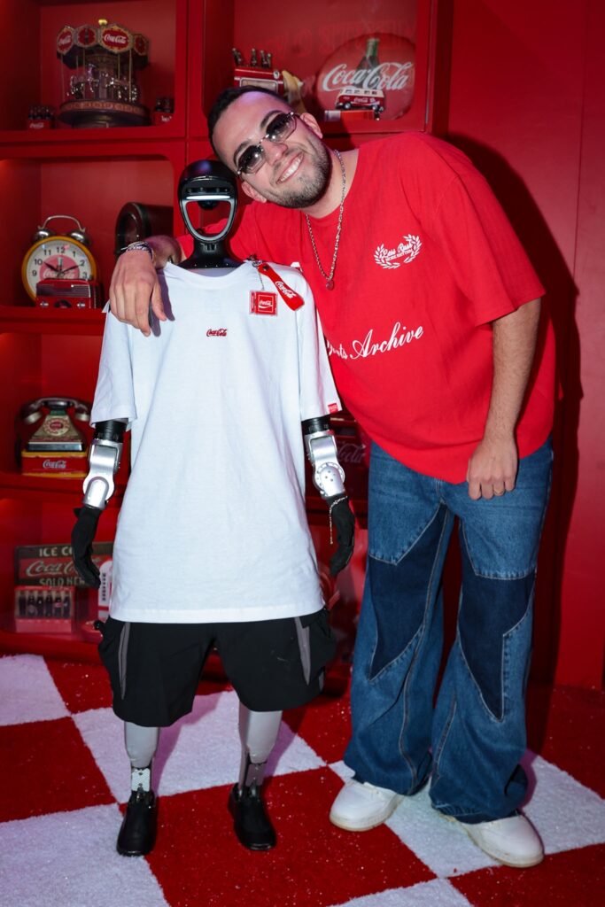 Lucas Rangel posa com robô humanoide no Rock in Rio