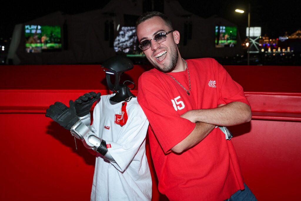 Lucas Rangel posa com robô humanoide no Rock in Rio