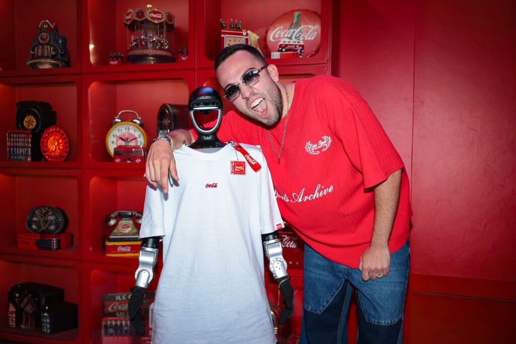 Lucas Rangel posa com robô humanoide no Rock in Rio