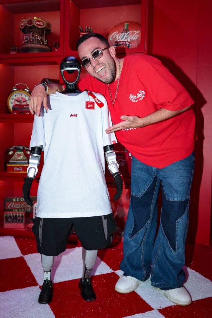 Lucas Rangel posa com robô humanoide no Rock in Rio