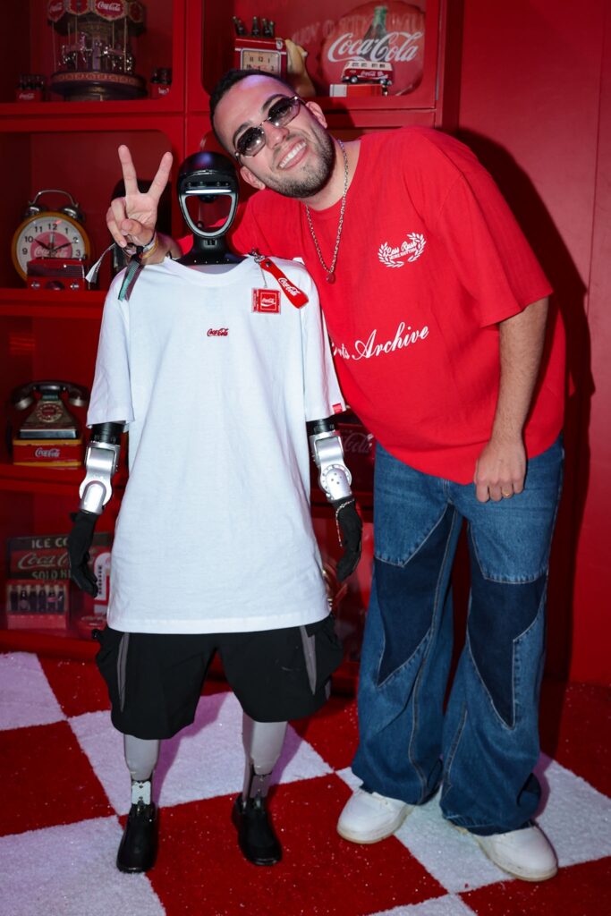 Lucas Rangel com robô humanoide durante o Rock in Rio