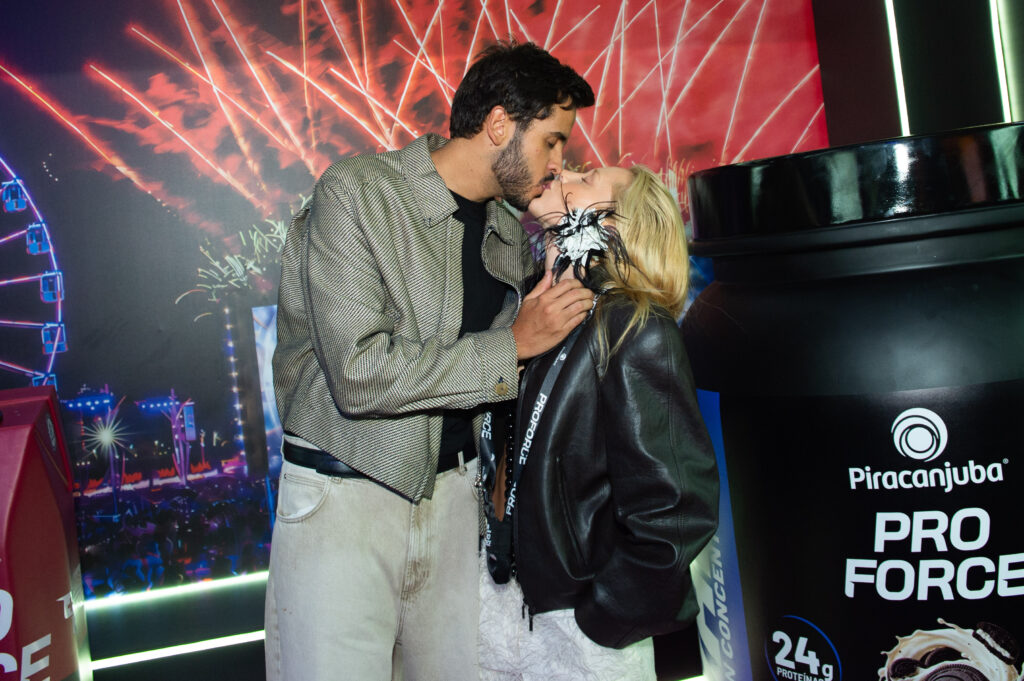 Malu Borges e João Santiago em clima de carinho no festival