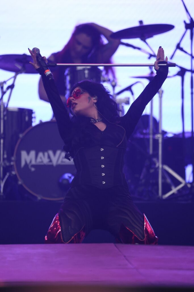 Vocalista da Malvada canta com a baterista ao fundo no Rock in Rio 2026