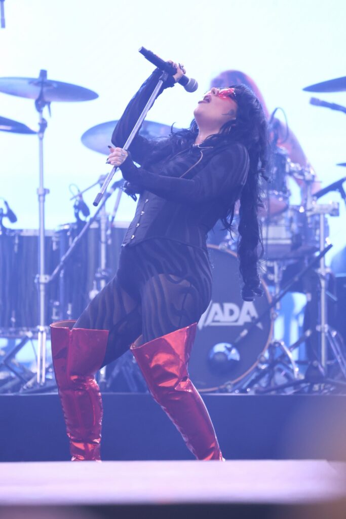 Vocalista da Malvada ergue o microfone durante apresentação no Rock in Rio 2026
