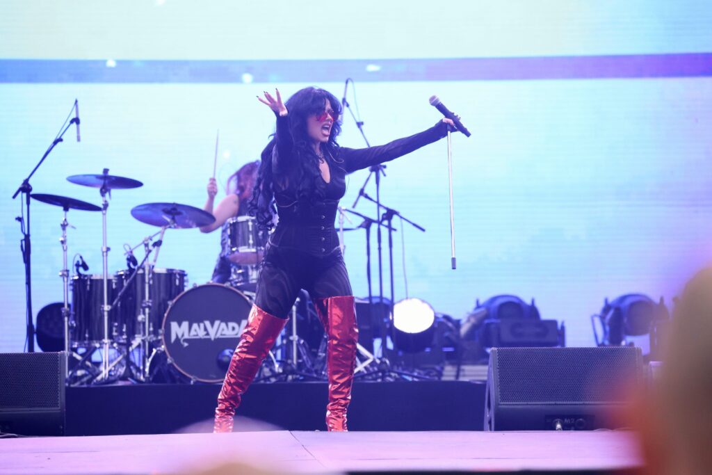 Vocalista da Malvada canta diante da bateria no Palco Sunset do Rock in Rio 2026