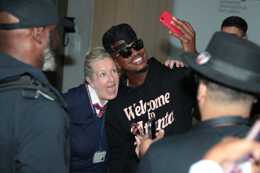 Ne-Yo atende fãs ao desembarcar no Aeroporto Internacional Tom Jobim, no Rio de Janeiro