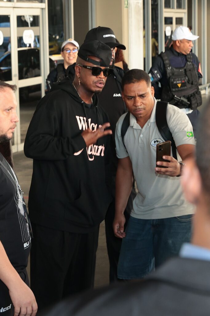 Ne-Yo atende fãs ao desembarcar no Aeroporto Internacional Tom Jobim, no Rio de Janeiro