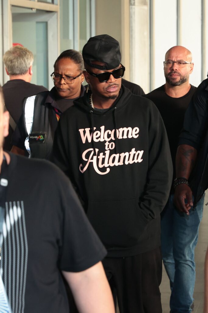 Ne-Yo atende fãs ao desembarcar no Aeroporto Internacional Tom Jobim, no Rio de Janeiro
