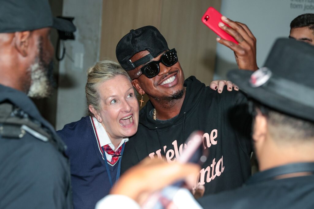 Ne-Yo atende fãs ao desembarcar no Aeroporto Internacional Tom Jobim, no Rio de Janeiro
