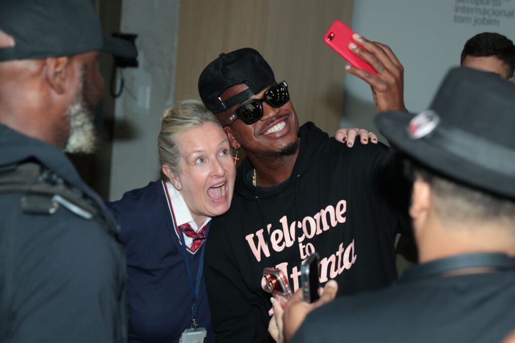 Ne-Yo atende fãs ao desembarcar no Aeroporto Internacional Tom Jobim, no Rio de Janeiro