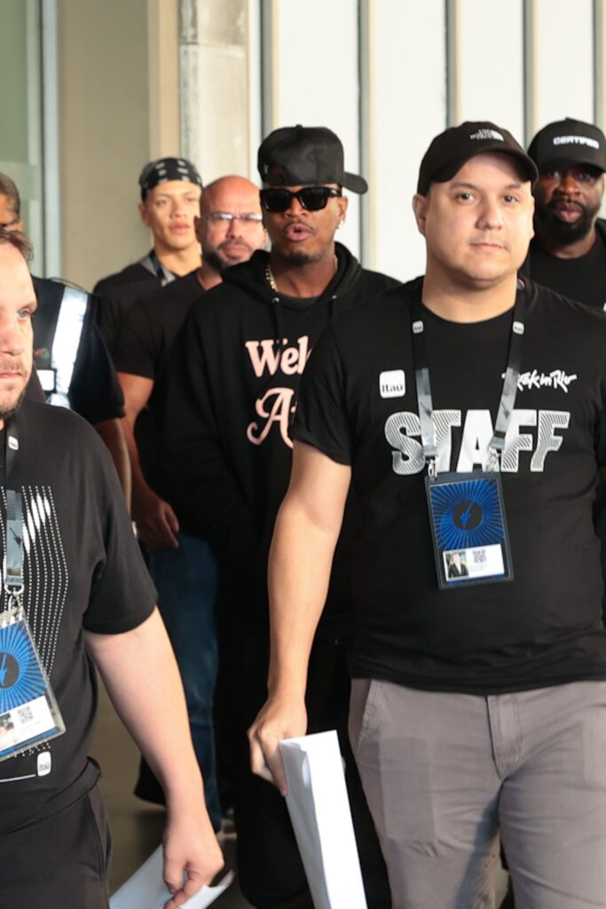 Ne-Yo atende fãs ao desembarcar no Aeroporto Internacional Tom Jobim, no Rio de Janeiro