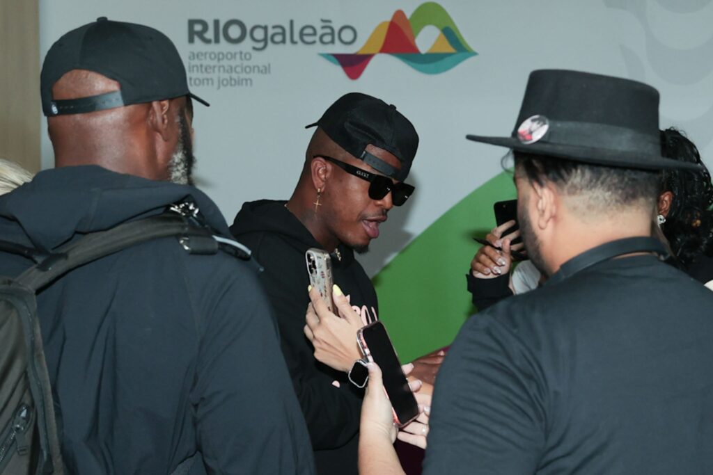 Ne-Yo atende fãs ao desembarcar no Aeroporto Internacional Tom Jobim, no Rio de Janeiro