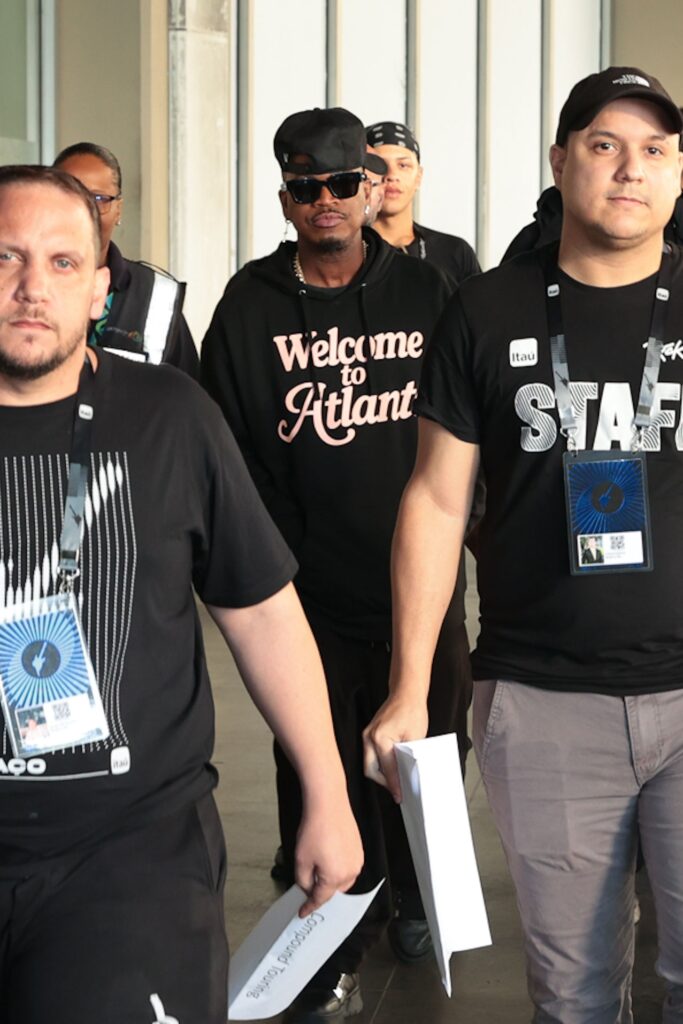 Ne-Yo atende fãs ao desembarcar no Aeroporto Internacional Tom Jobim, no Rio de Janeiro
