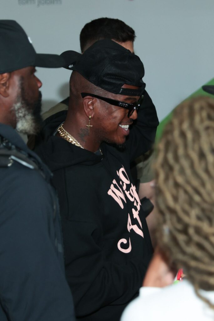 Ne-Yo atende fãs ao desembarcar no Aeroporto Internacional Tom Jobim, no Rio de Janeiro