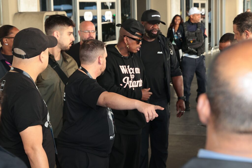 Ne-Yo atende fãs ao desembarcar no Aeroporto Internacional Tom Jobim, no Rio de Janeiro