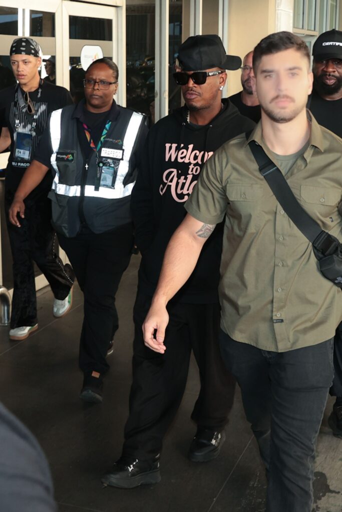 Ne-Yo atende fãs ao desembarcar no Aeroporto Internacional Tom Jobim, no Rio de Janeiro