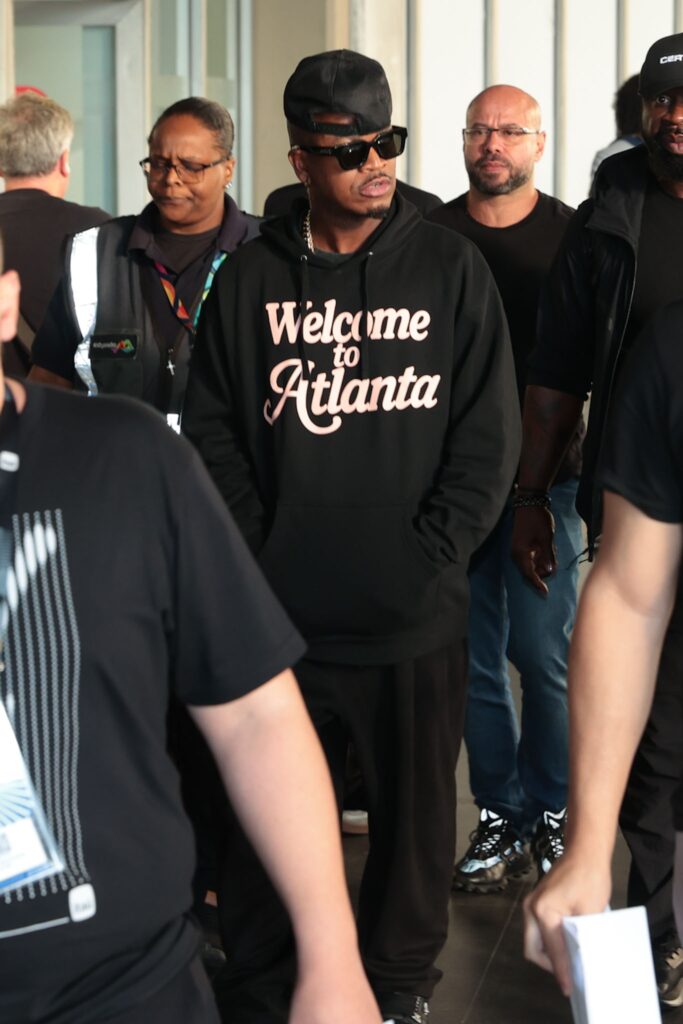 Ne-Yo atende fãs ao desembarcar no Aeroporto Internacional Tom Jobim, no Rio de Janeiro