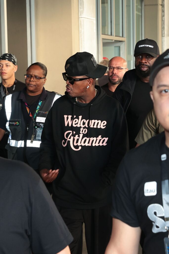 Ne-Yo atende fãs ao desembarcar no Aeroporto Internacional Tom Jobim, no Rio de Janeiro