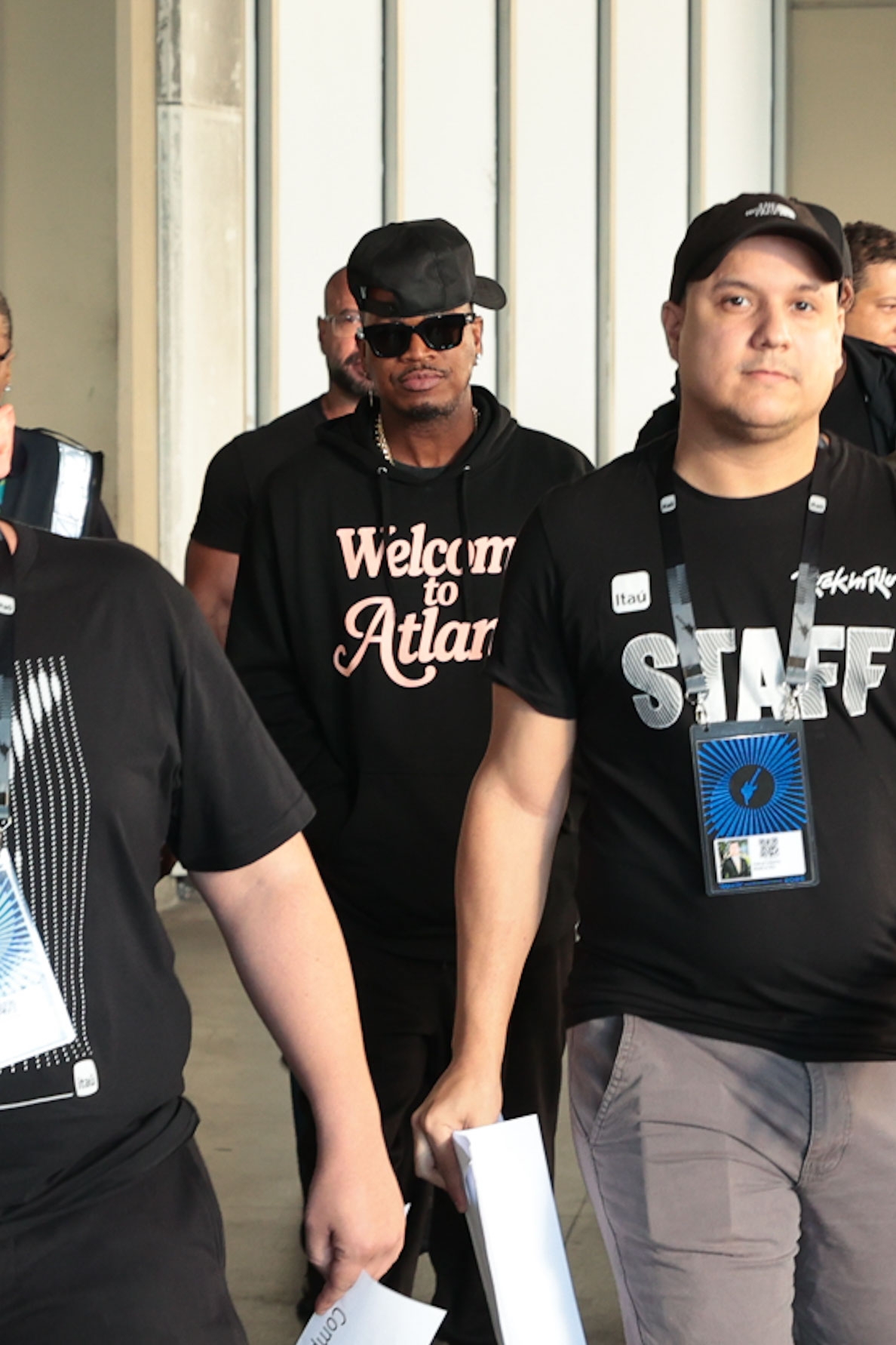 Ne-Yo atende fãs ao desembarcar no Aeroporto Internacional Tom Jobim, no Rio de Janeiro