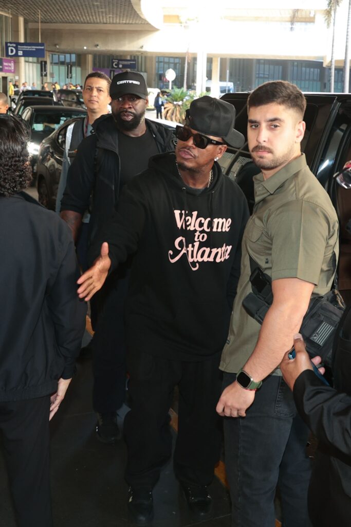 Ne-Yo atende fãs ao desembarcar no Aeroporto Internacional Tom Jobim, no Rio de Janeiro