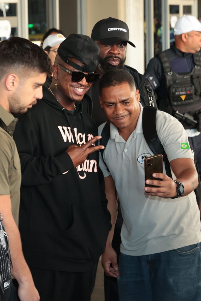 Ne-Yo atende fãs ao desembarcar no Aeroporto Internacional Tom Jobim, no Rio de Janeiro