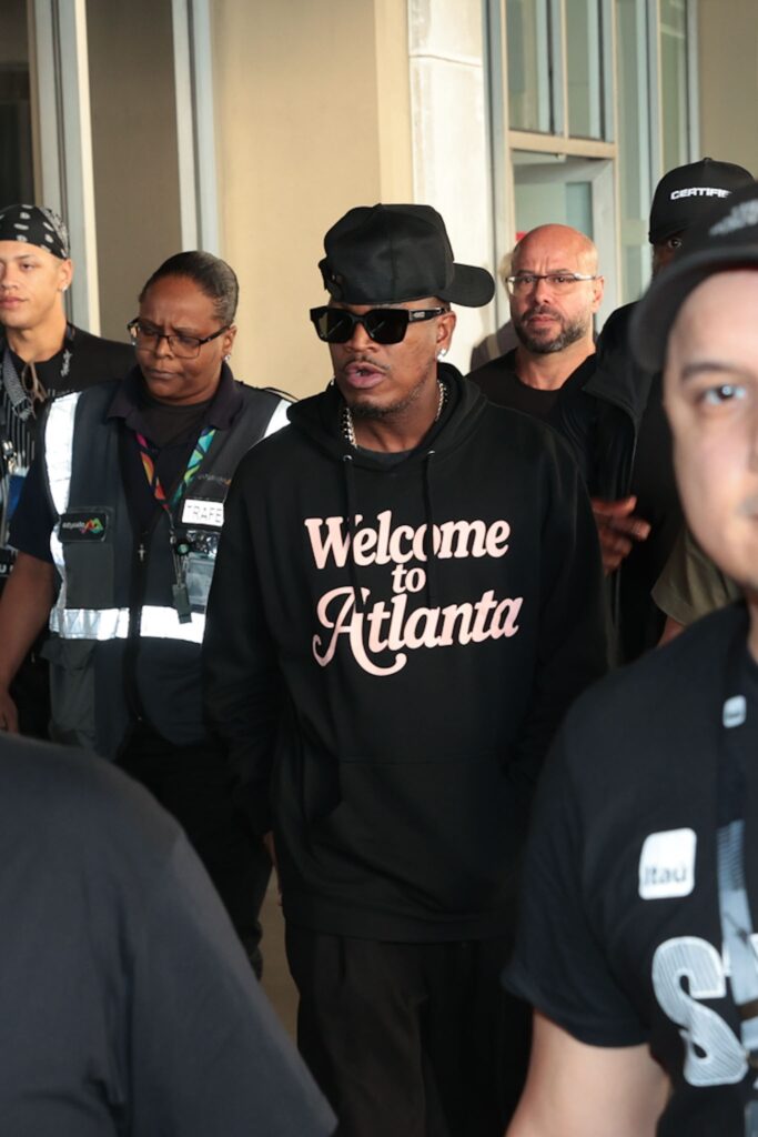 Ne-Yo atende fãs ao desembarcar no Aeroporto Internacional Tom Jobim, no Rio de Janeiro