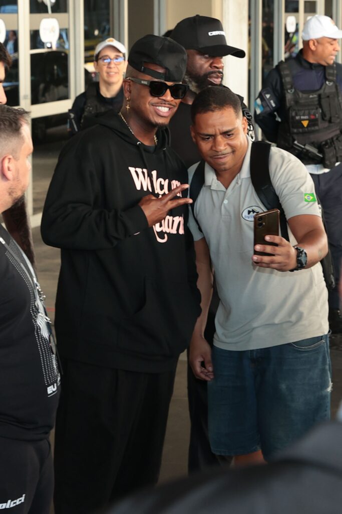 Ne-Yo atende fãs ao desembarcar no Aeroporto Internacional Tom Jobim, no Rio de Janeiro