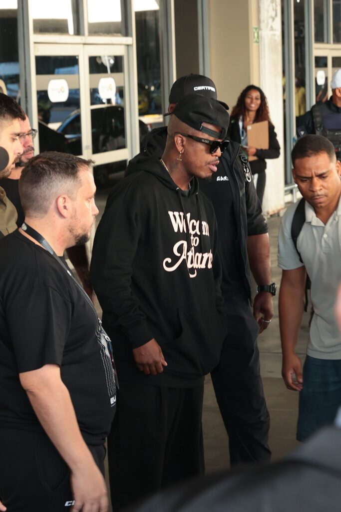 Ne-Yo atende fãs ao desembarcar no Aeroporto Internacional Tom Jobim, no Rio de Janeiro