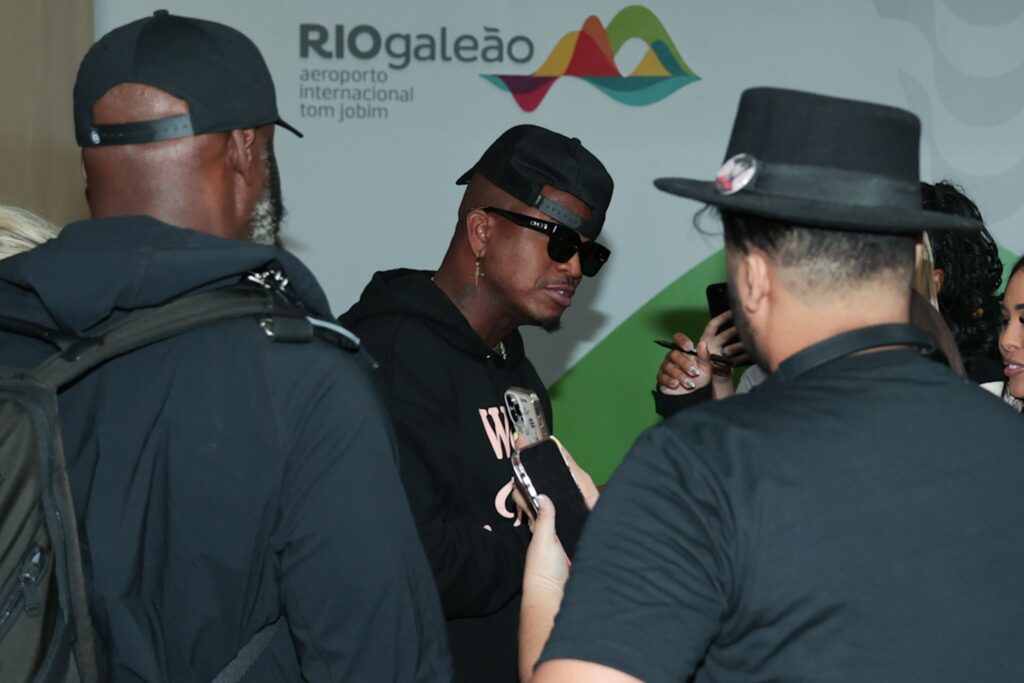 Ne-Yo atende fãs ao desembarcar no Aeroporto Internacional Tom Jobim, no Rio de Janeiro
