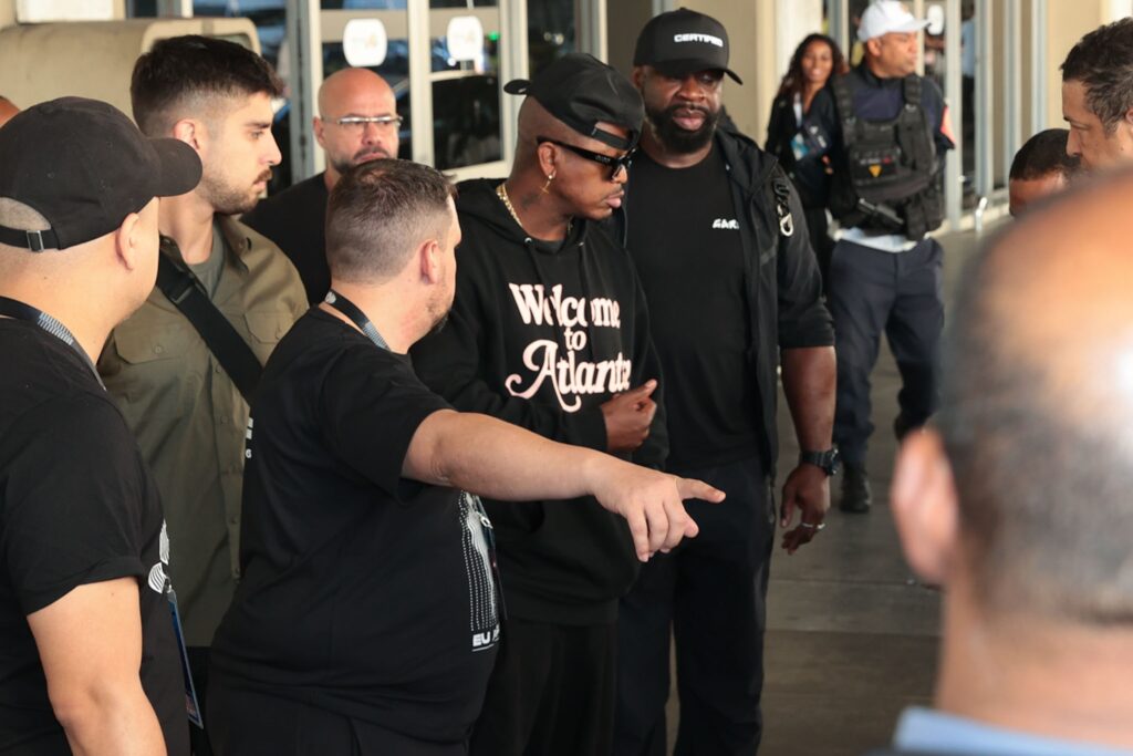 Ne-Yo atende fãs ao desembarcar no Aeroporto Internacional Tom Jobim, no Rio de Janeiro