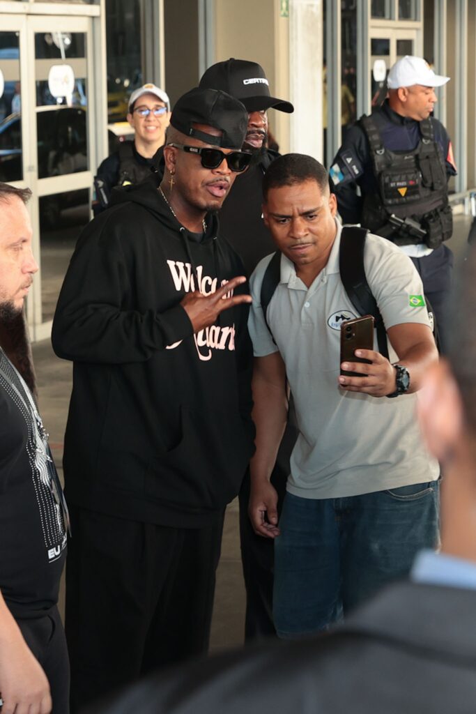 Ne-Yo atende fãs ao desembarcar no Aeroporto Internacional Tom Jobim, no Rio de Janeiro
