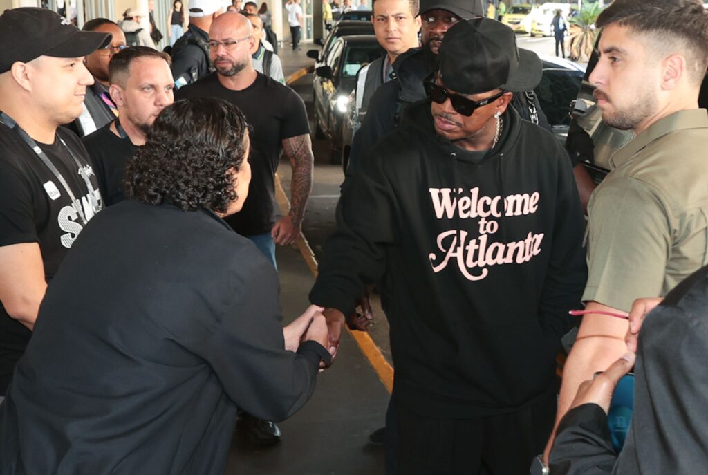 Ne-Yo atende fãs ao desembarcar no Aeroporto Internacional Tom Jobim, no Rio de Janeiro