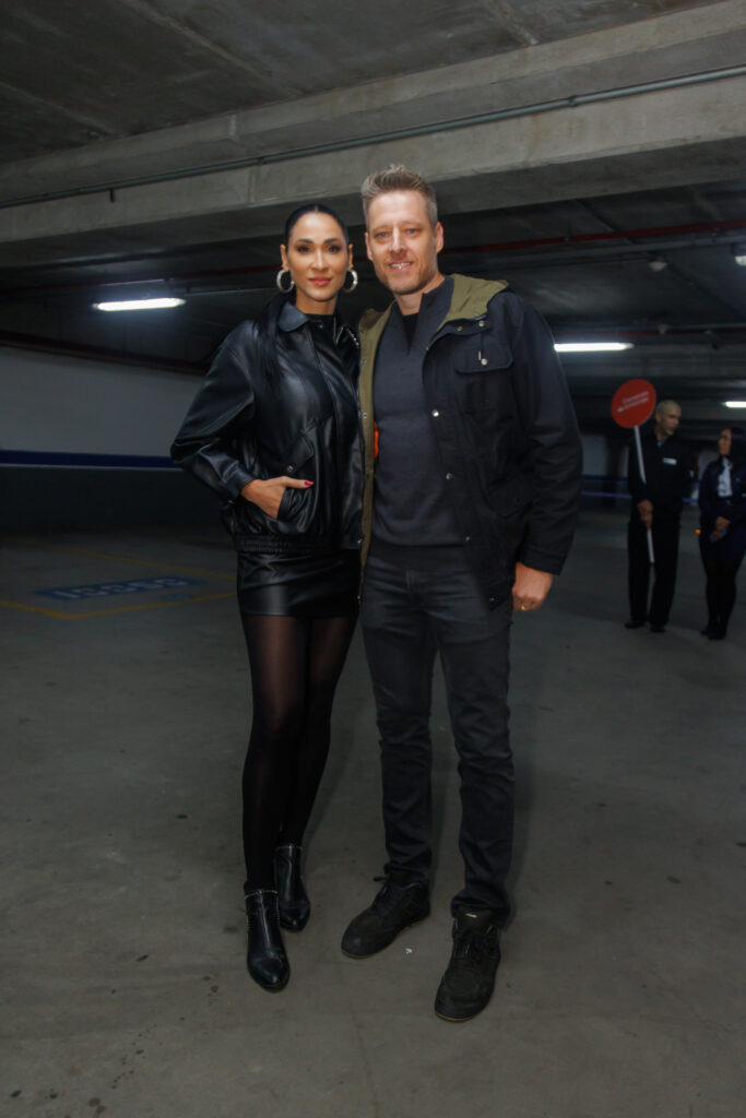 Jaqueline Carvalho e Murilo Endres chegam ao show do Maroon 5 em São Paulo
