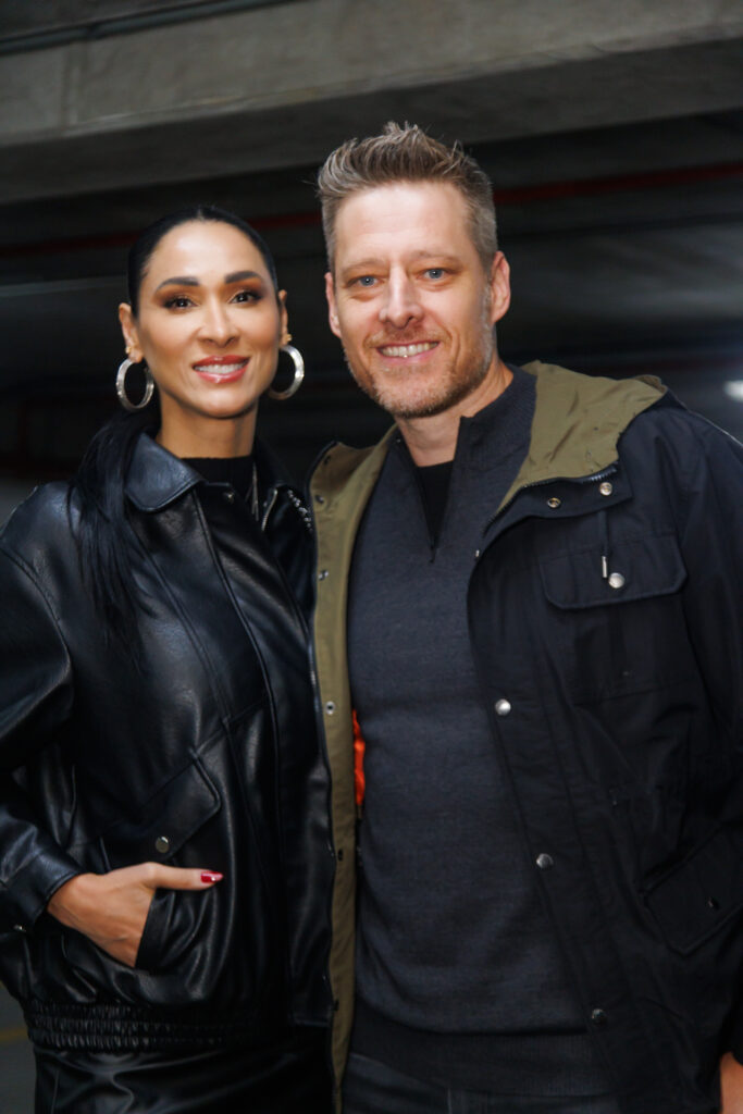 Jaqueline Carvalho e Murilo Endres posam juntos antes do show do Maroon 5